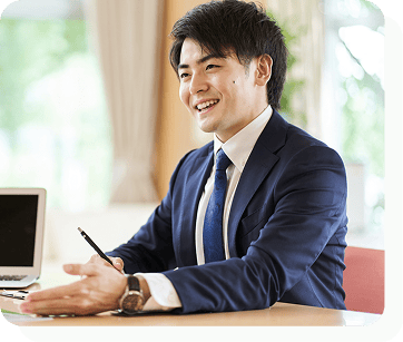 スーツを着た男性が話している