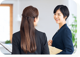 女性二人が話をしている