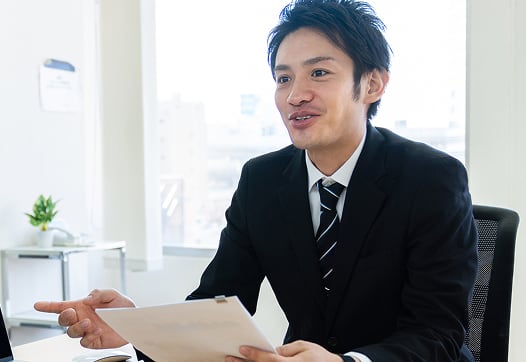 スーツを着た男性が話をしている
