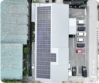 真上から見た建物と屋根の太陽光パネル配置