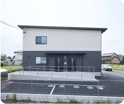 正面外観とバリアフリースロープ