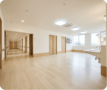 大きな窓のある共用ホール