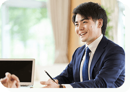 スーツを着た男性が話している