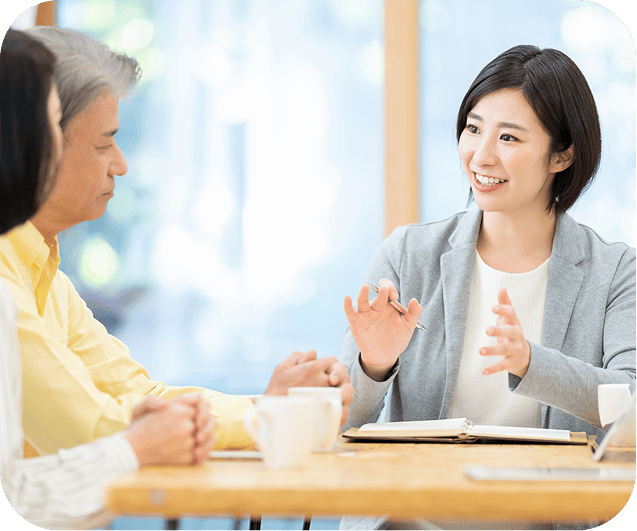 女性がお客さんと会話しているイメージ